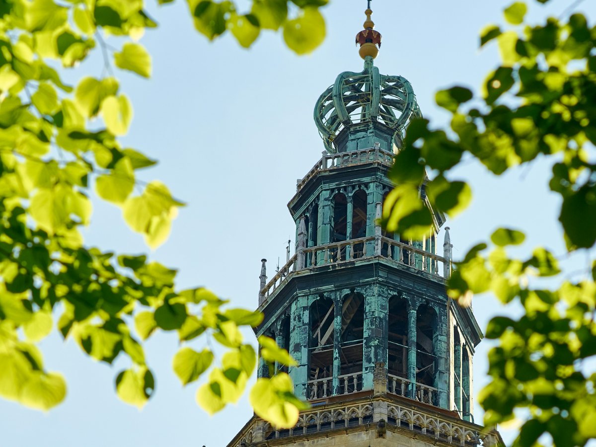 De Grote Kerk en het kasteel van Groningen weerspiegeld in het water