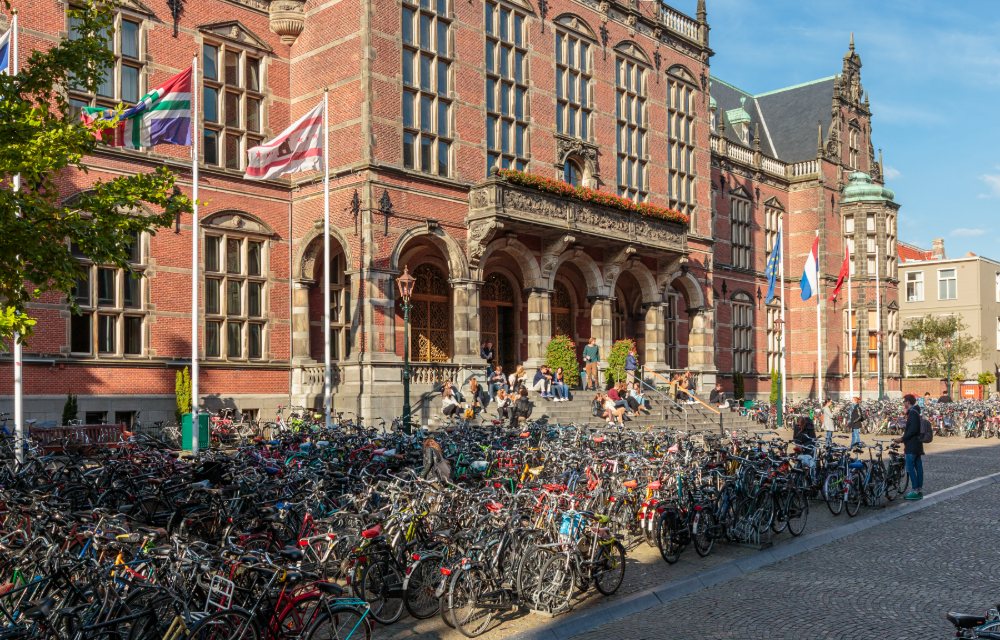 De Grote Markt in Groningen met terrassen en de Grote Kerk