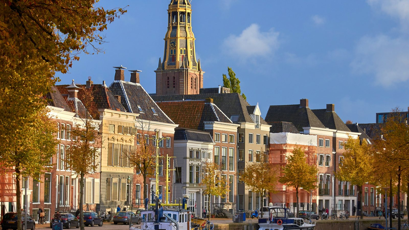 Het Spanjaardsgat in Groningen met de Grote Kerk